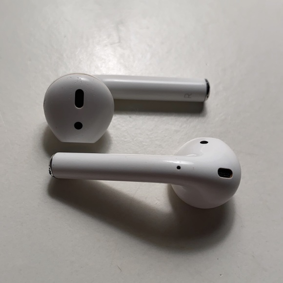 Apple AirPods (1st Generation) + Charging Case